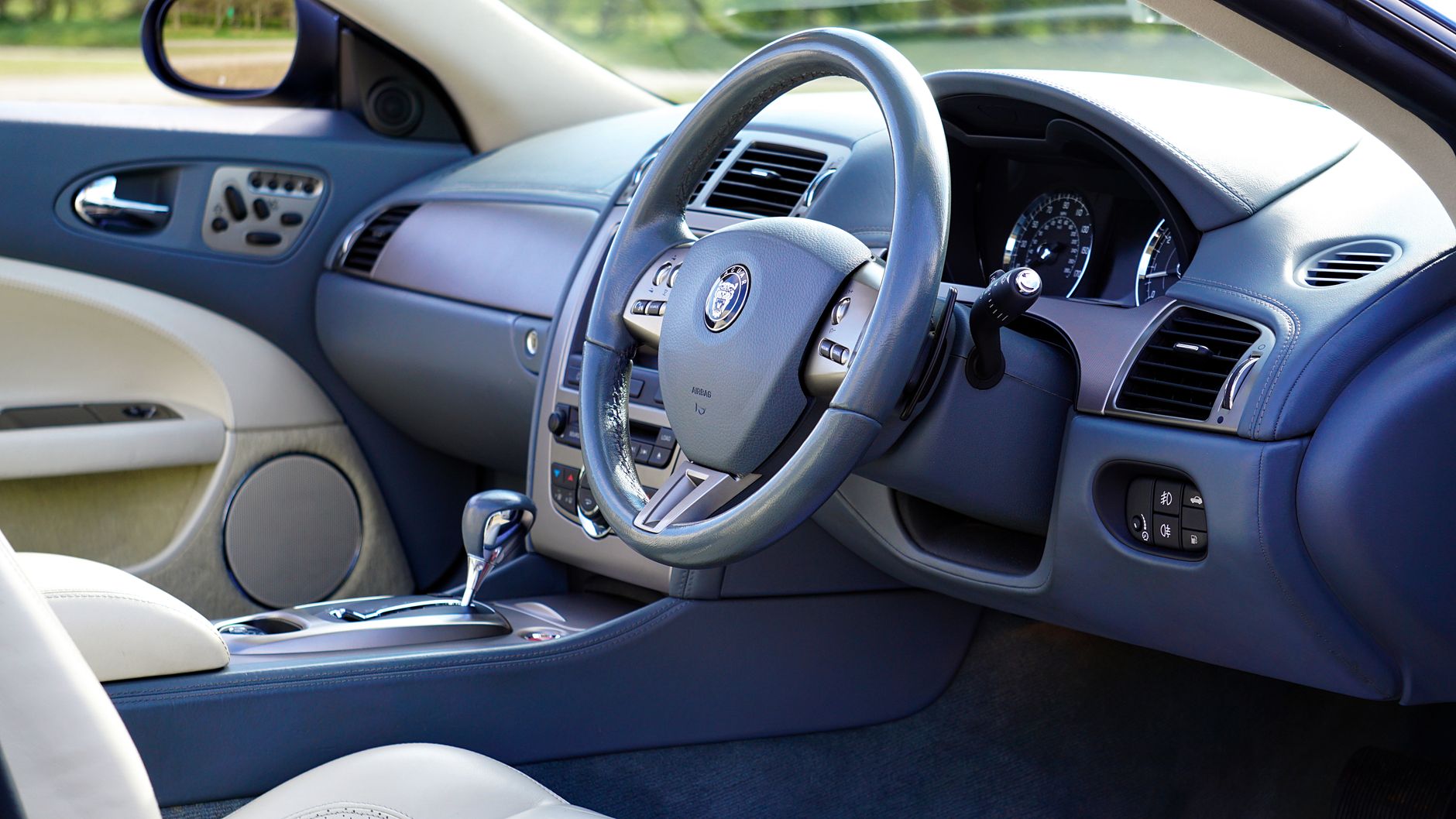 Habitacle d'une voiture récente en LOA