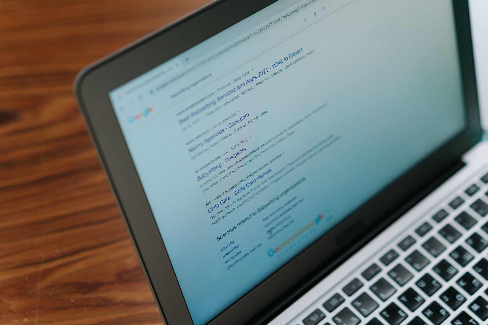 Ordinateur portable ouvert sur un navigateur web