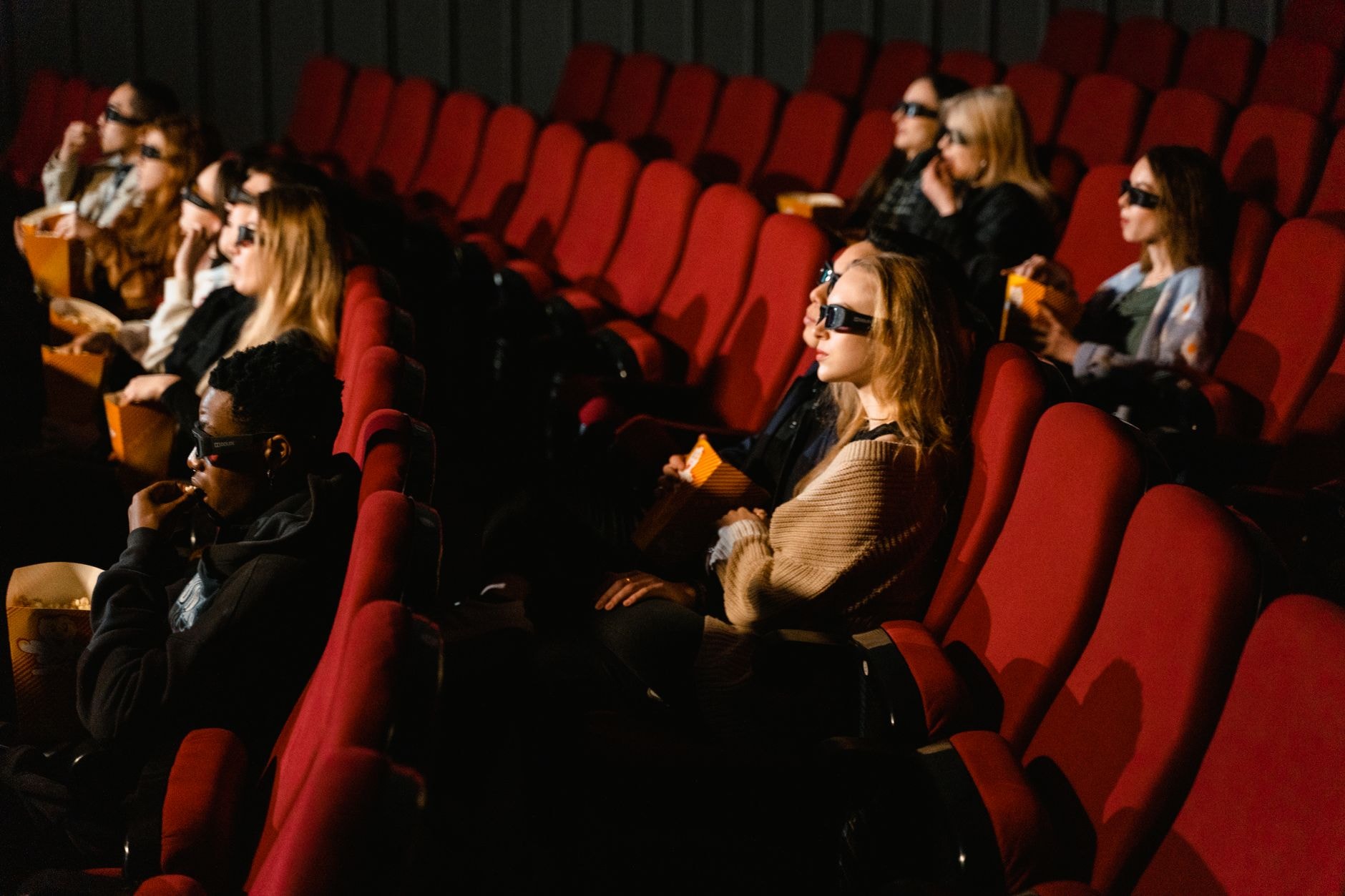 Spectateurs avec du pop-corn dans une salle de cinéma