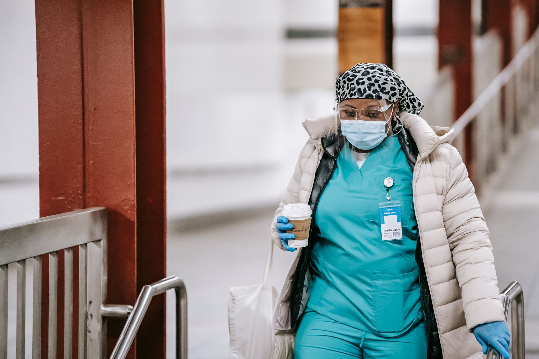 Soignant en service continu à l'hôpital