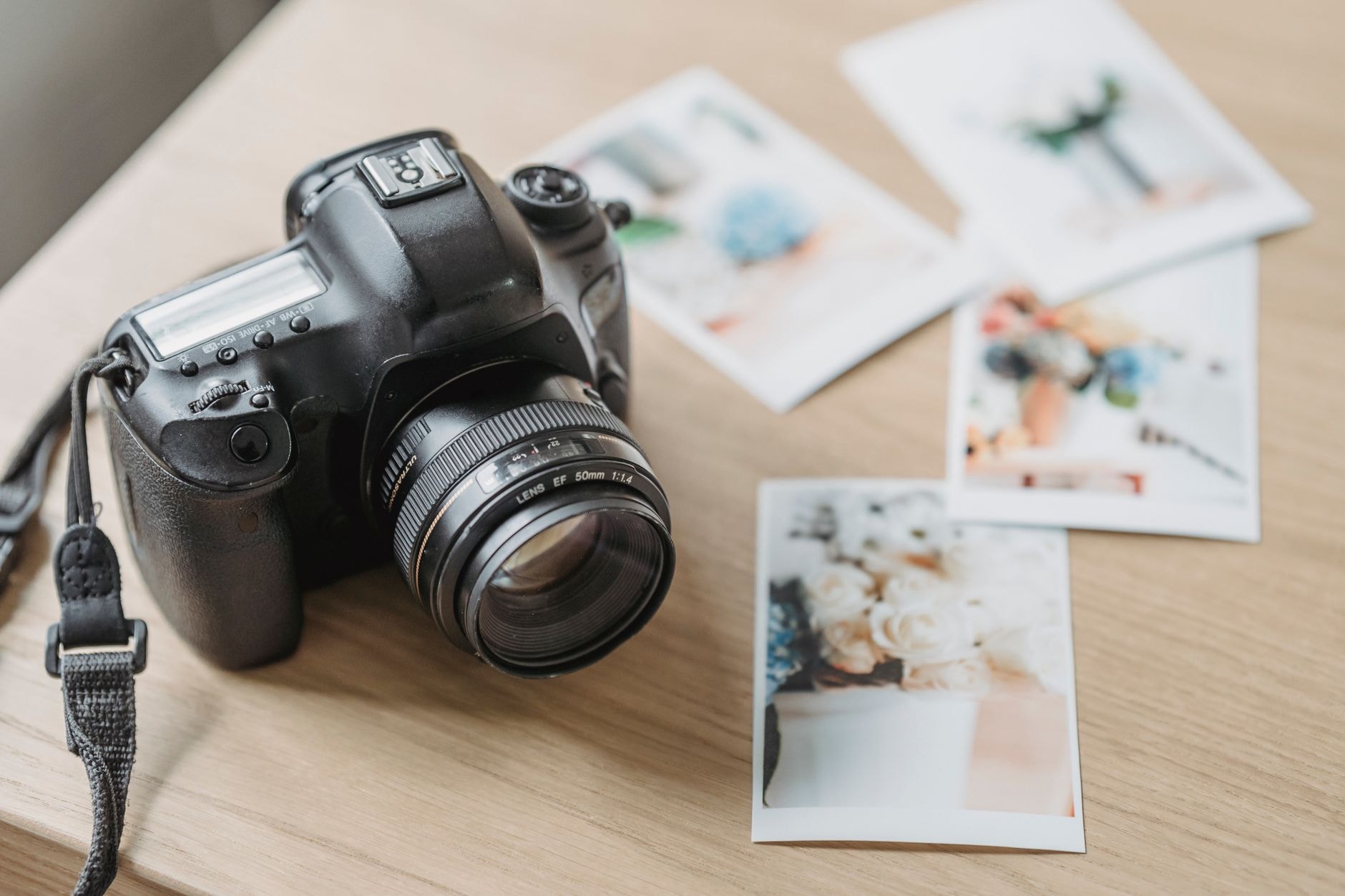 Appareil photo numérique posé à côté de tirages photo