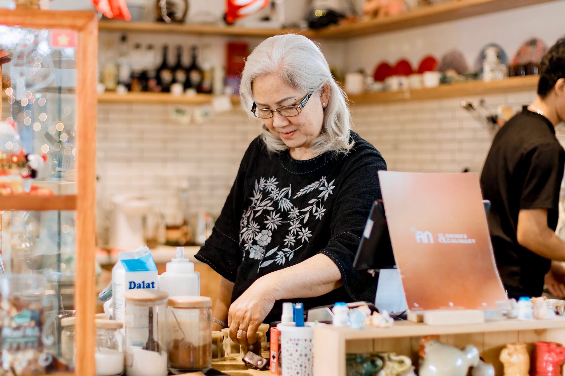 Commerçant derrière le comptoir de sa boutique