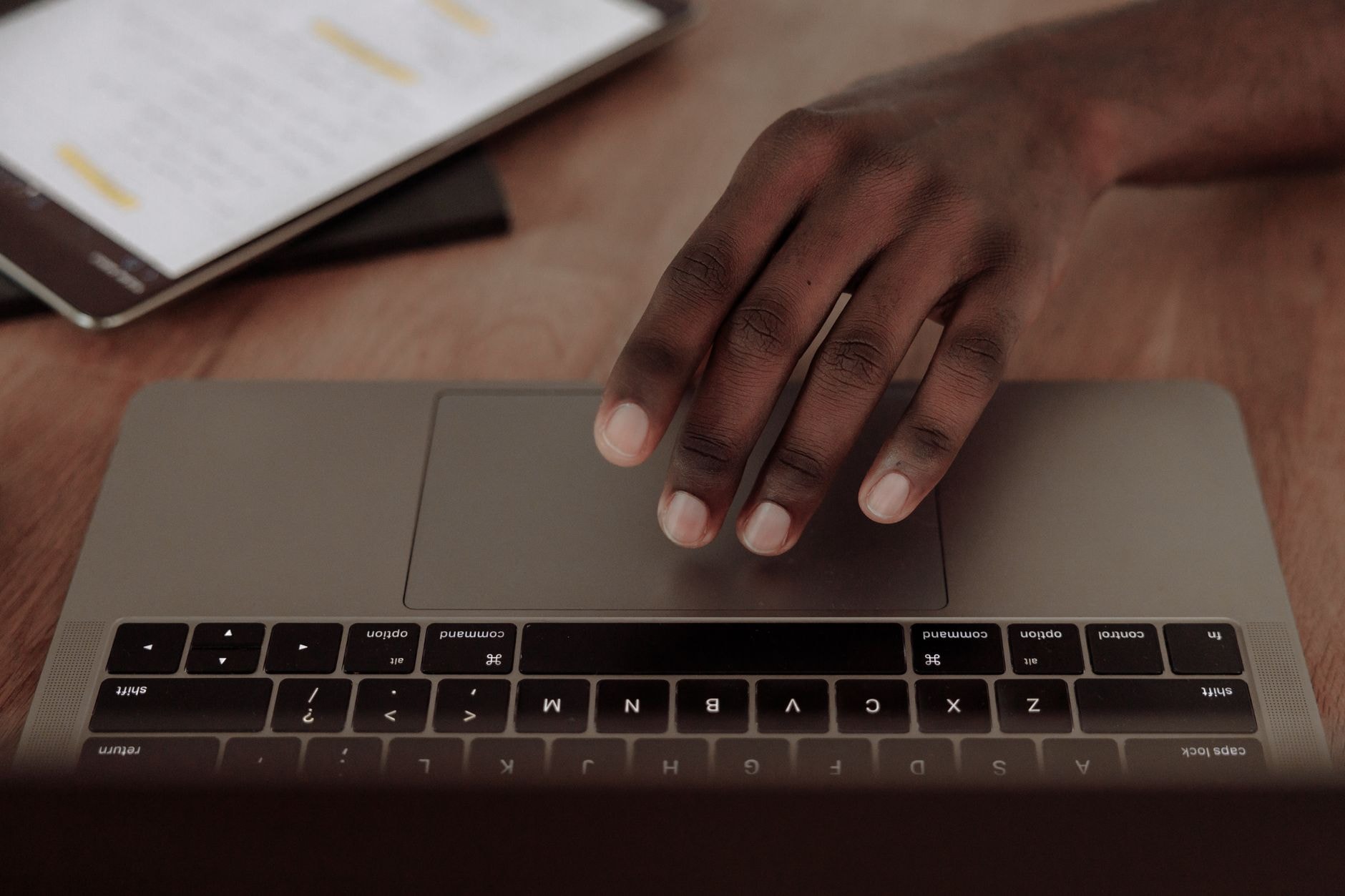 Main sur le pavé tactile d'un ordinateur portable