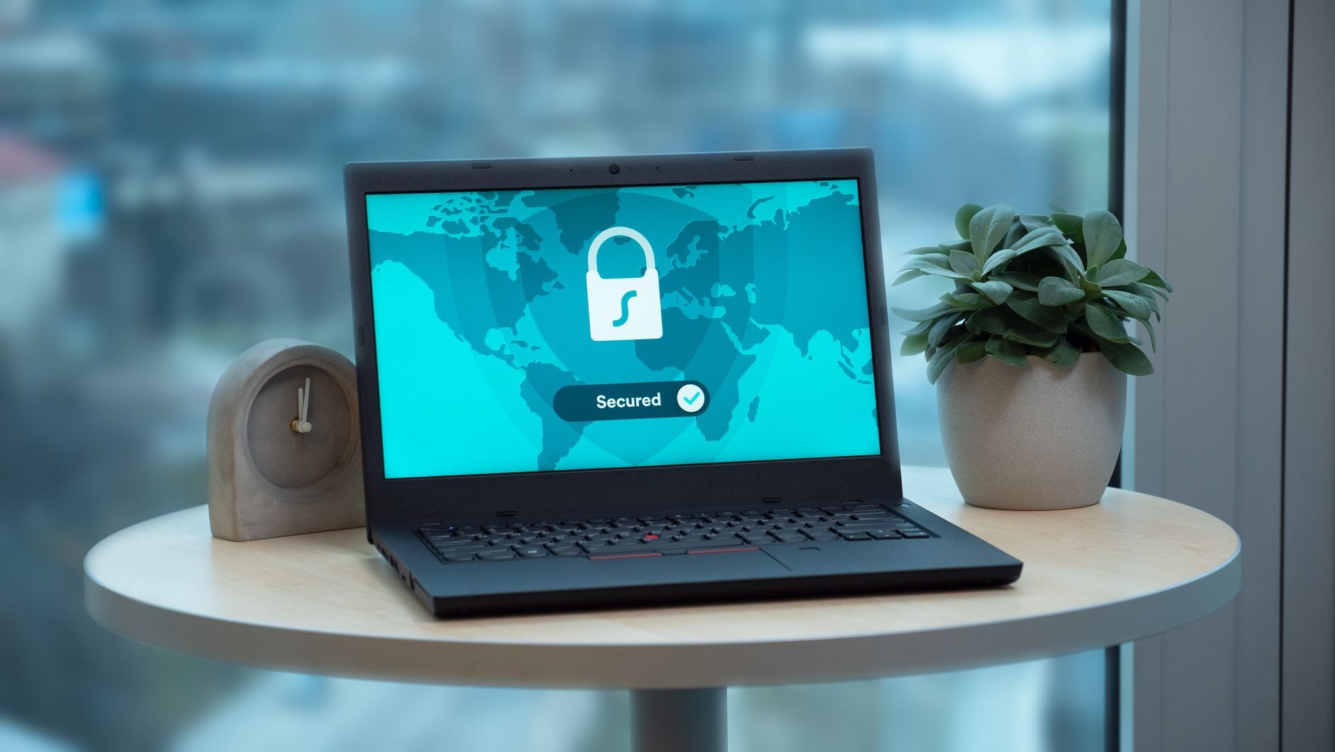 Ordinateur portable sous Windows ouvert sur un bureau