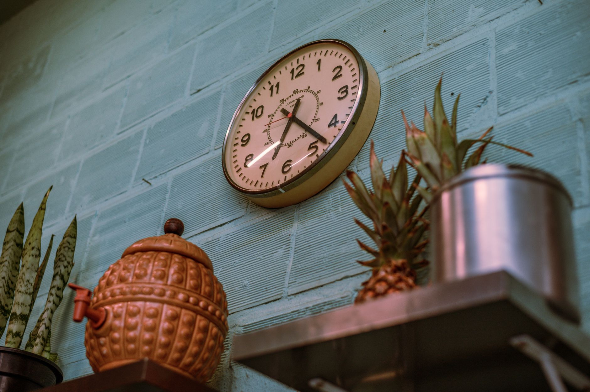 Horloge de cuisine évoquant une fenêtre alimentaire