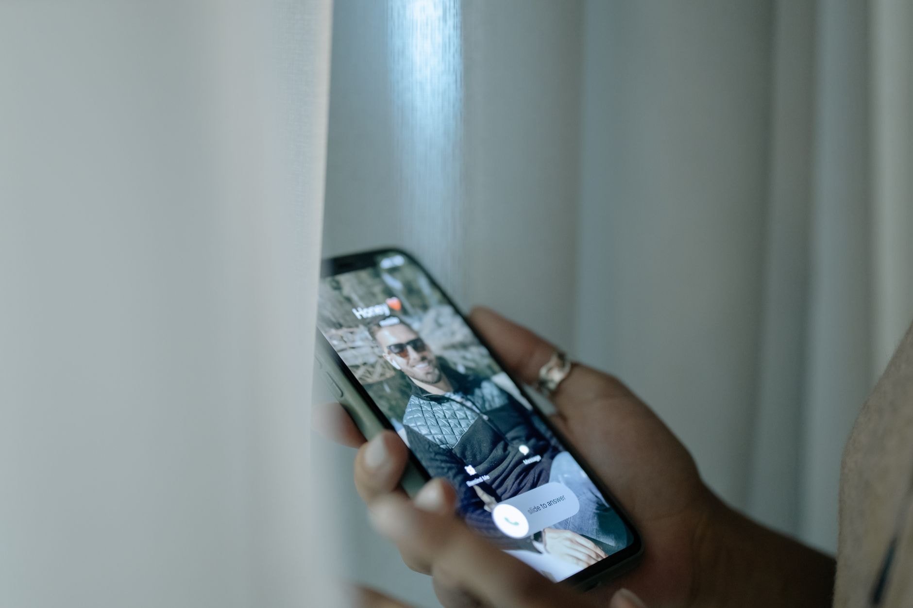 Appel entrant sur un smartphone posé sur une table
