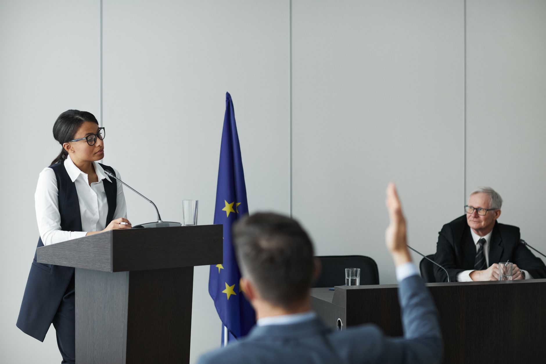 Public assistant à un débat économique
