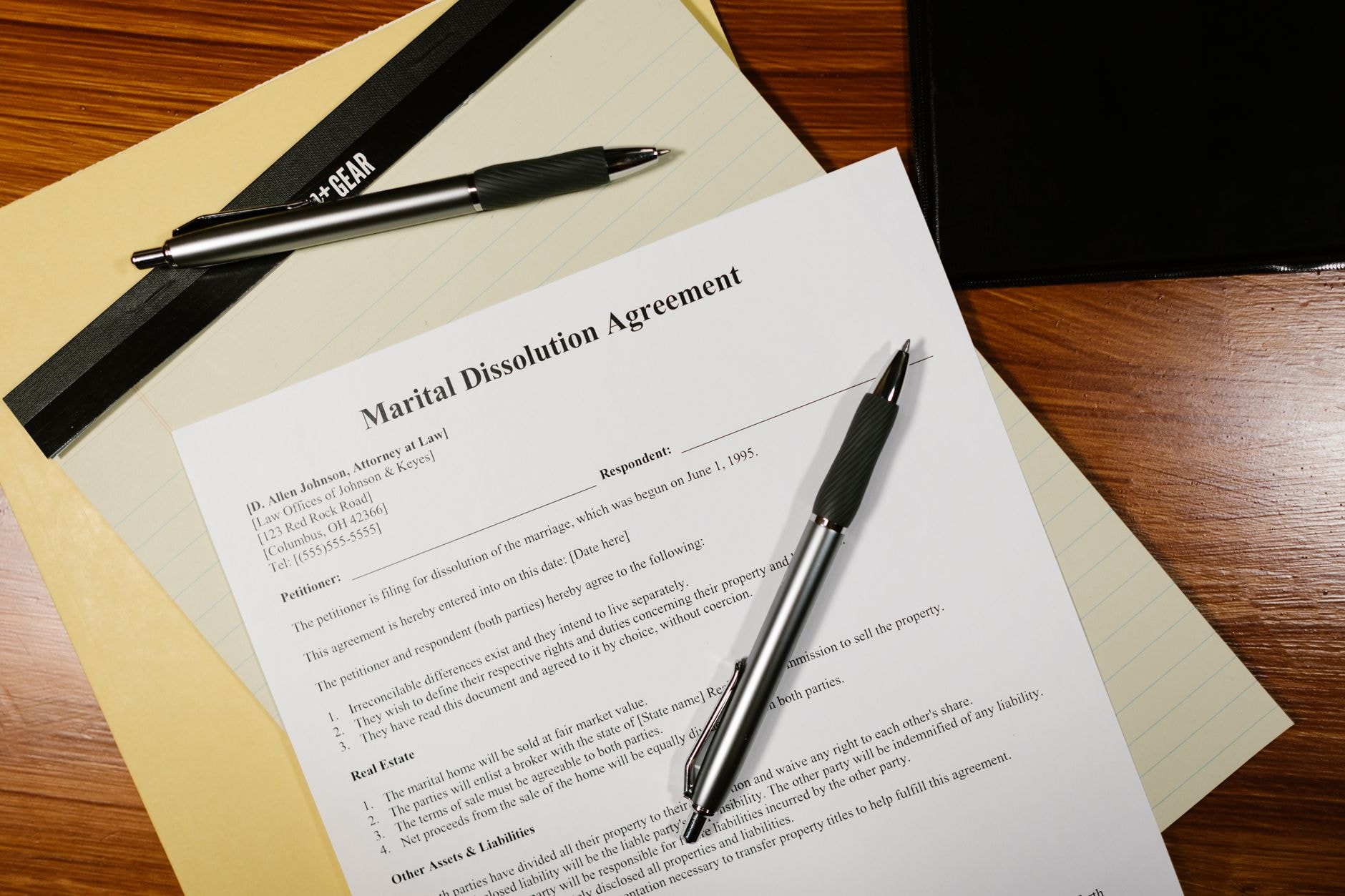 Documents juridiques et stylo sur un bureau