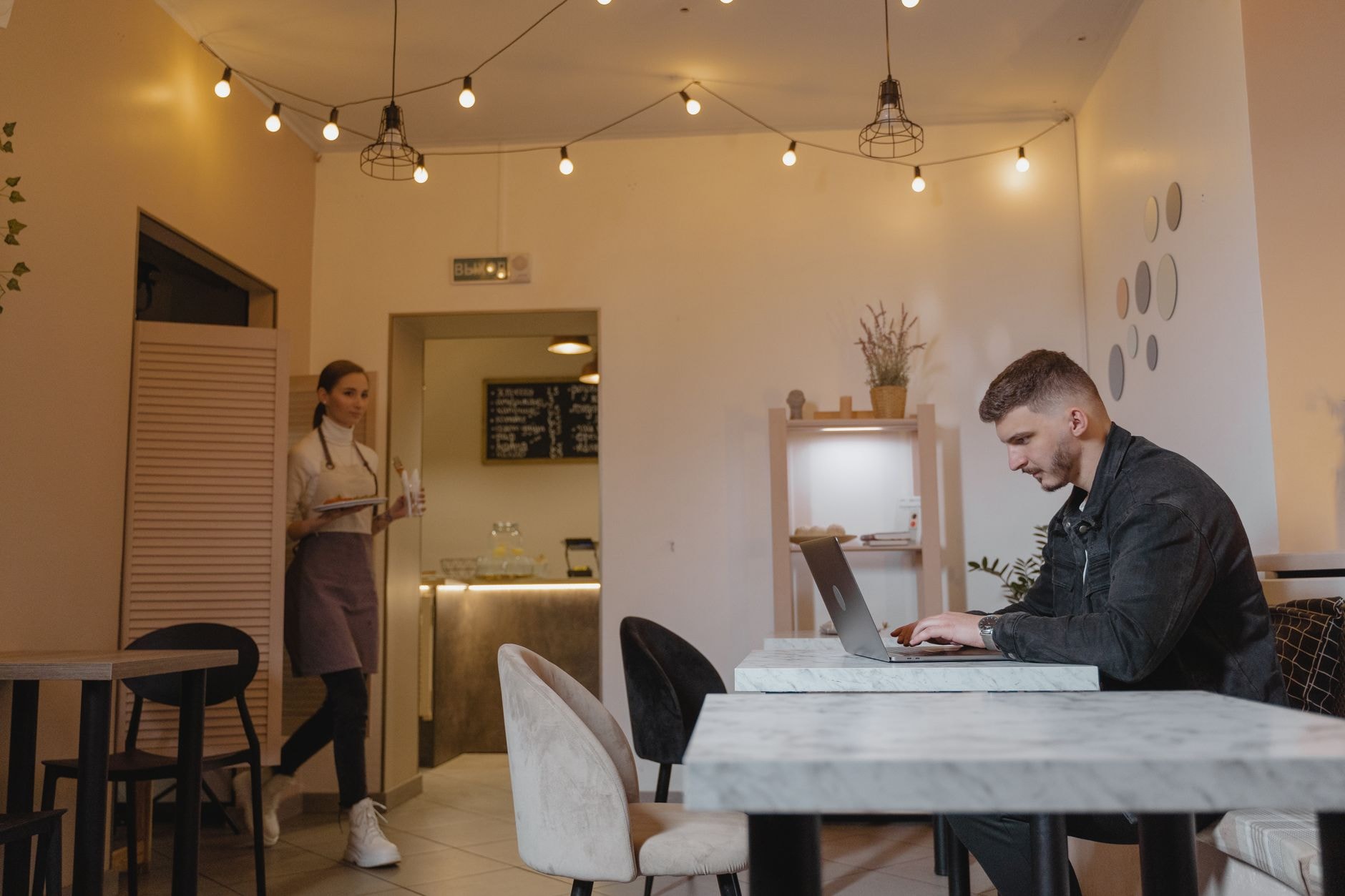 Ordinateur portable ouvert sur la table d'un café