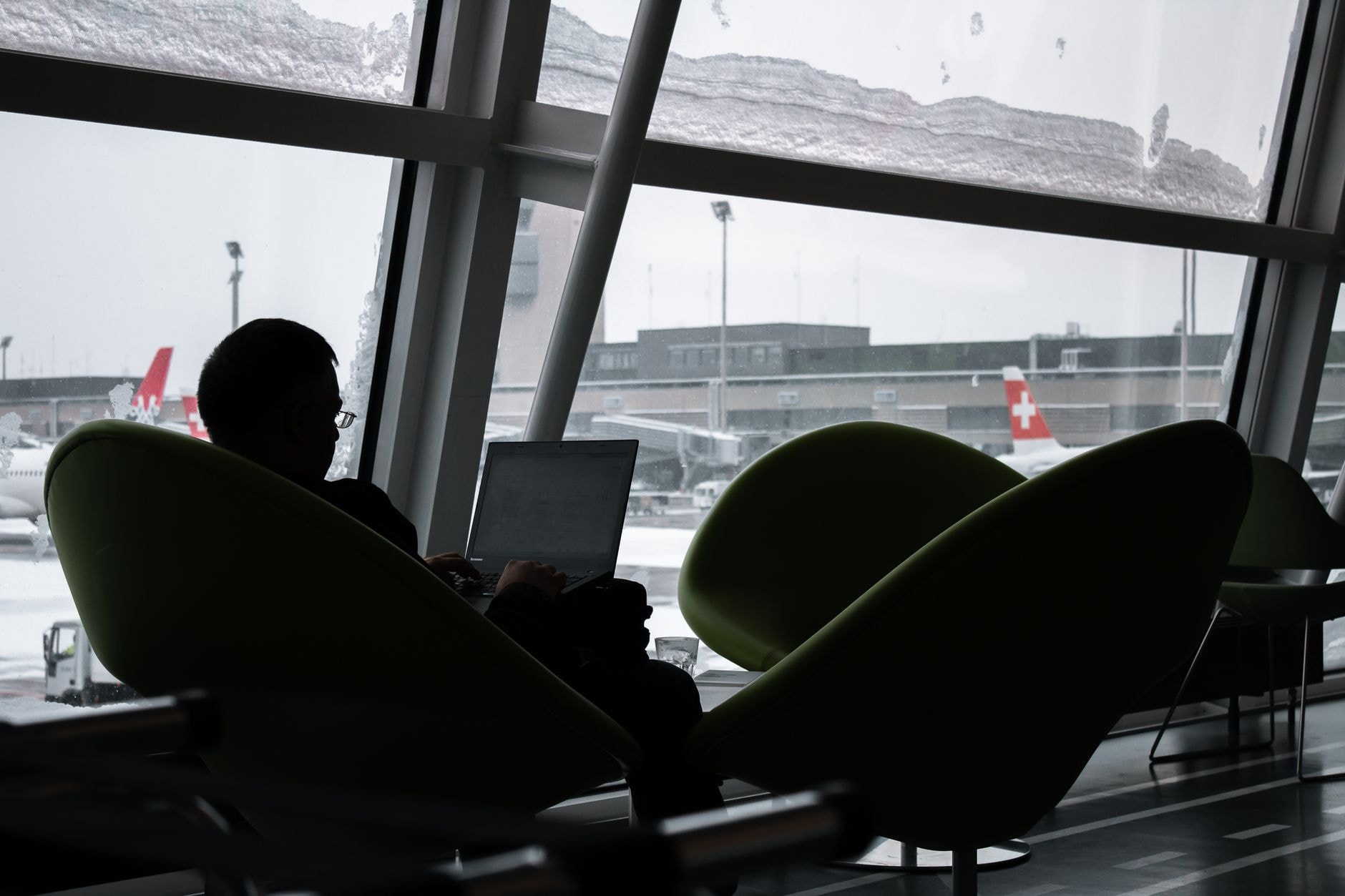 Voyageur travaillant sur son ordinateur dans un aéroport