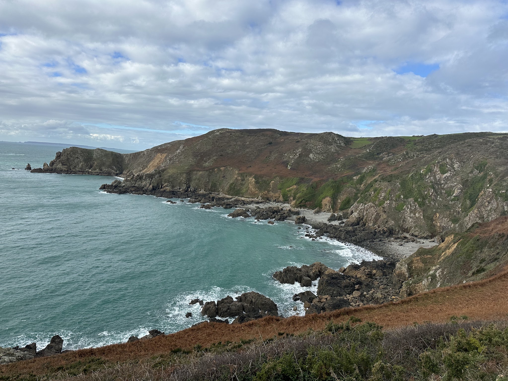 Au sommet des falaises du Nez de Jobourg : un panorama grandiose sur la Manche