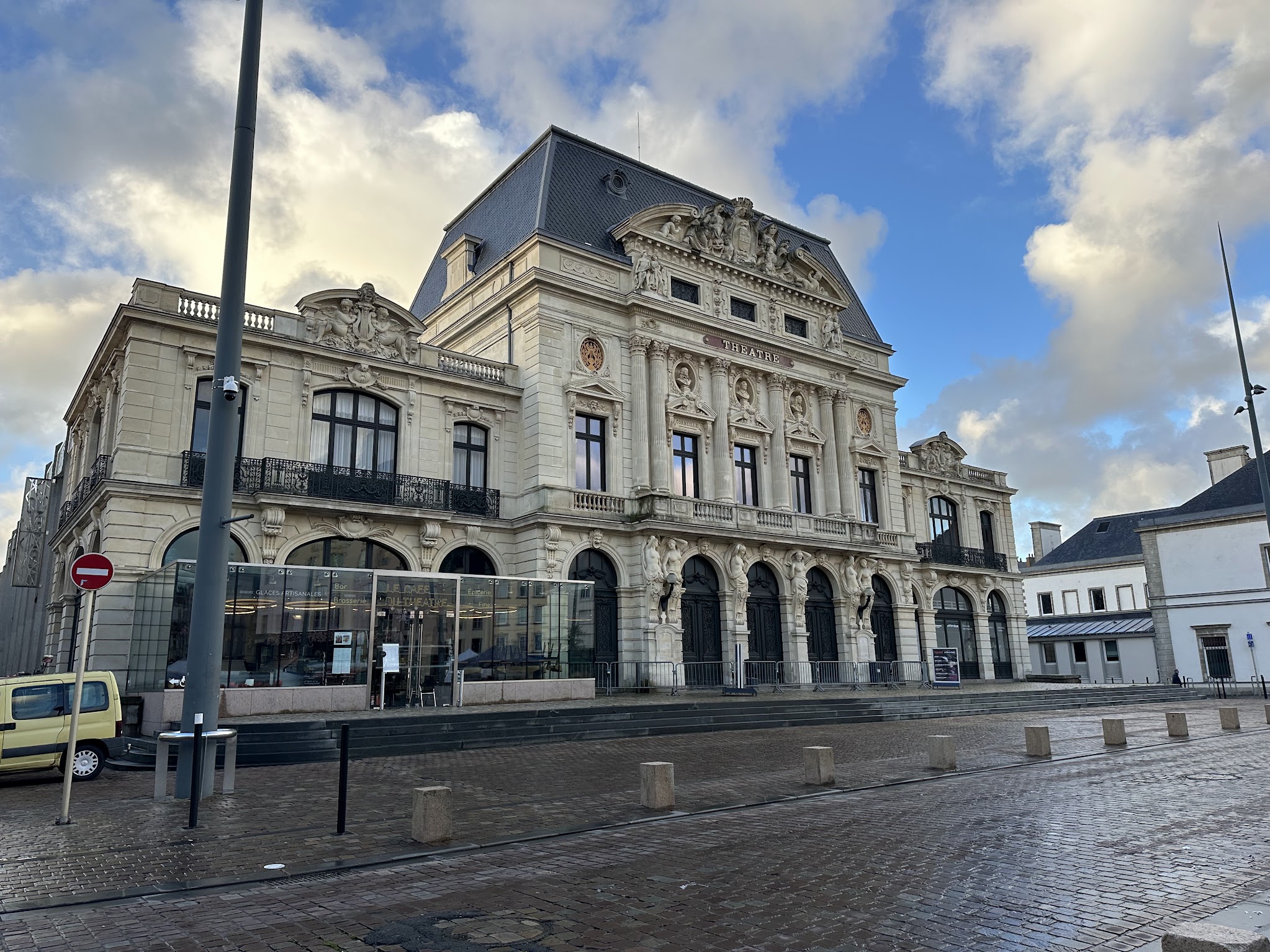 Road trip en Provence au coucher de soleil