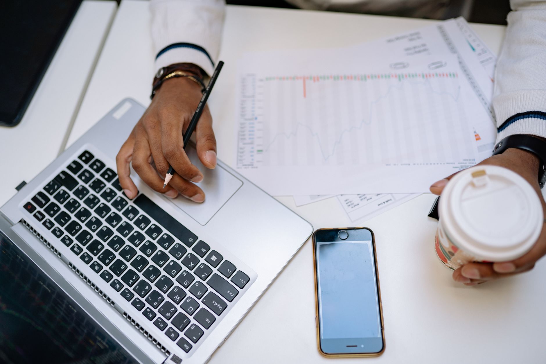 Entrepreneur qui suit ses indicateurs financiers sur ordinateur portable durant les premiers mois d'activité