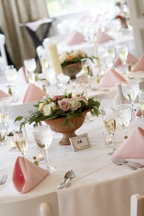 Décorer les tables pour un mariage