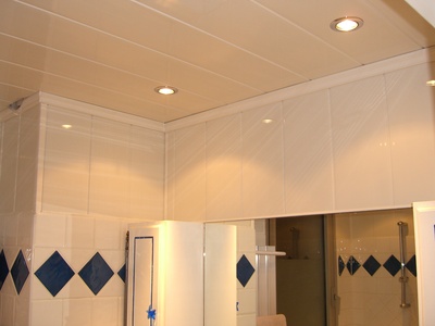 Installer des spots au plafond.