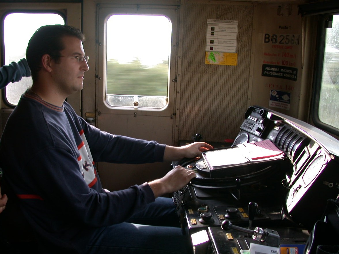 Nicolas Mercatili aux commandes d’une locomotive à la SNCF