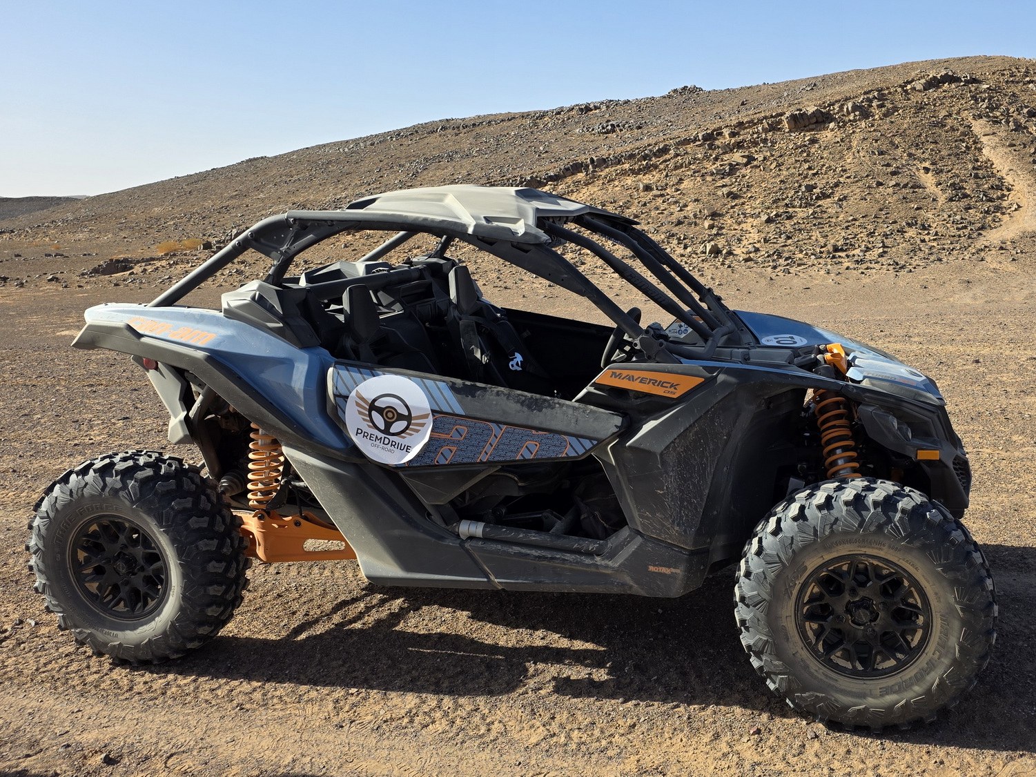 Can-Am Maverick X3 PremDrive sur un plateau minéral du sud marocain, près de Ouarzazate