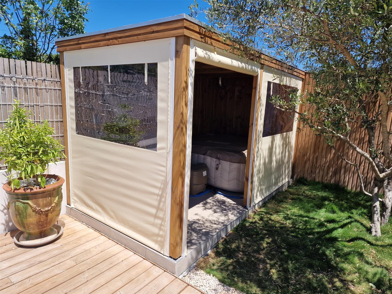 Espace jacuzzi dans le jardin