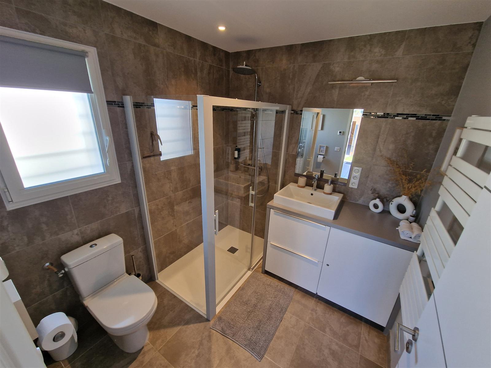 Salle d’eau avec douche à l’italienne