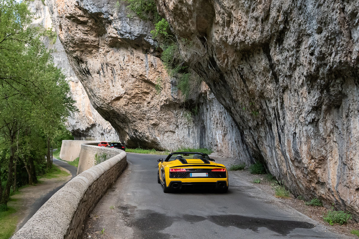 Rallye PremDrive dans les Cévennes, Audi R8 Spyder sous la corniche rocheuse