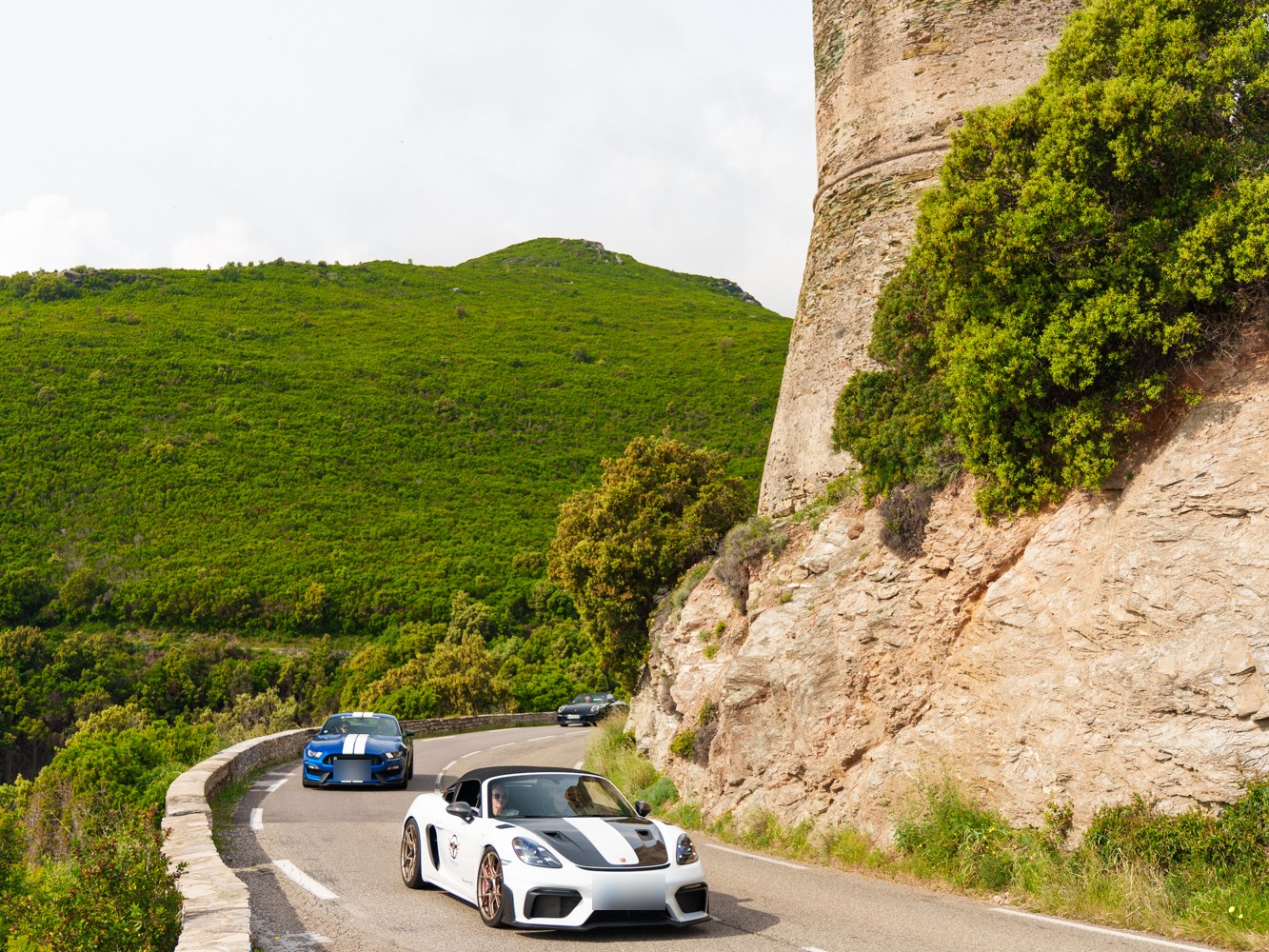 Rallye PremDrive en Corse, Porsche 718 Spyder au pied d'une tour génoise du Cap Corse