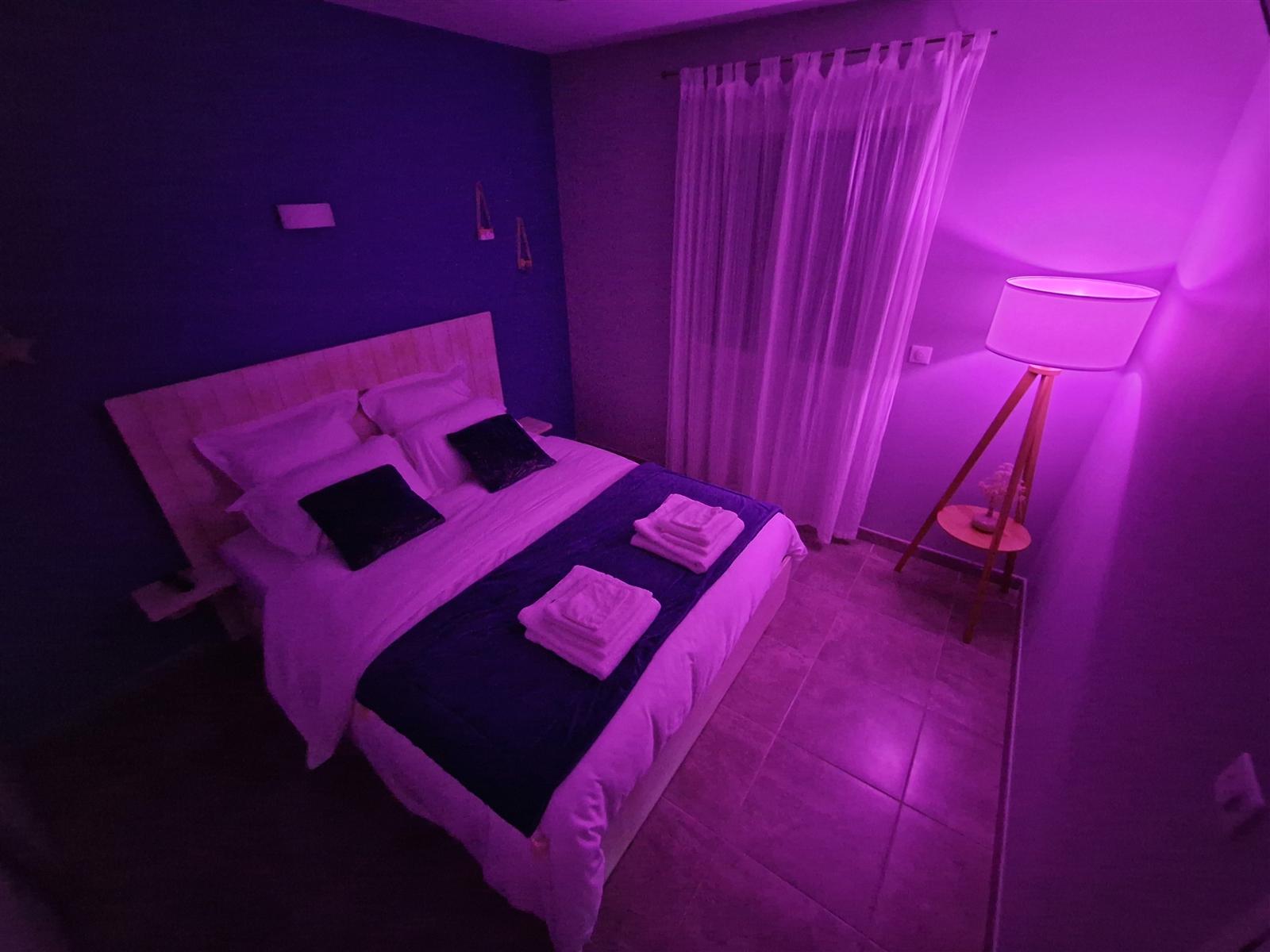 Ambiance de la chambre en soirée