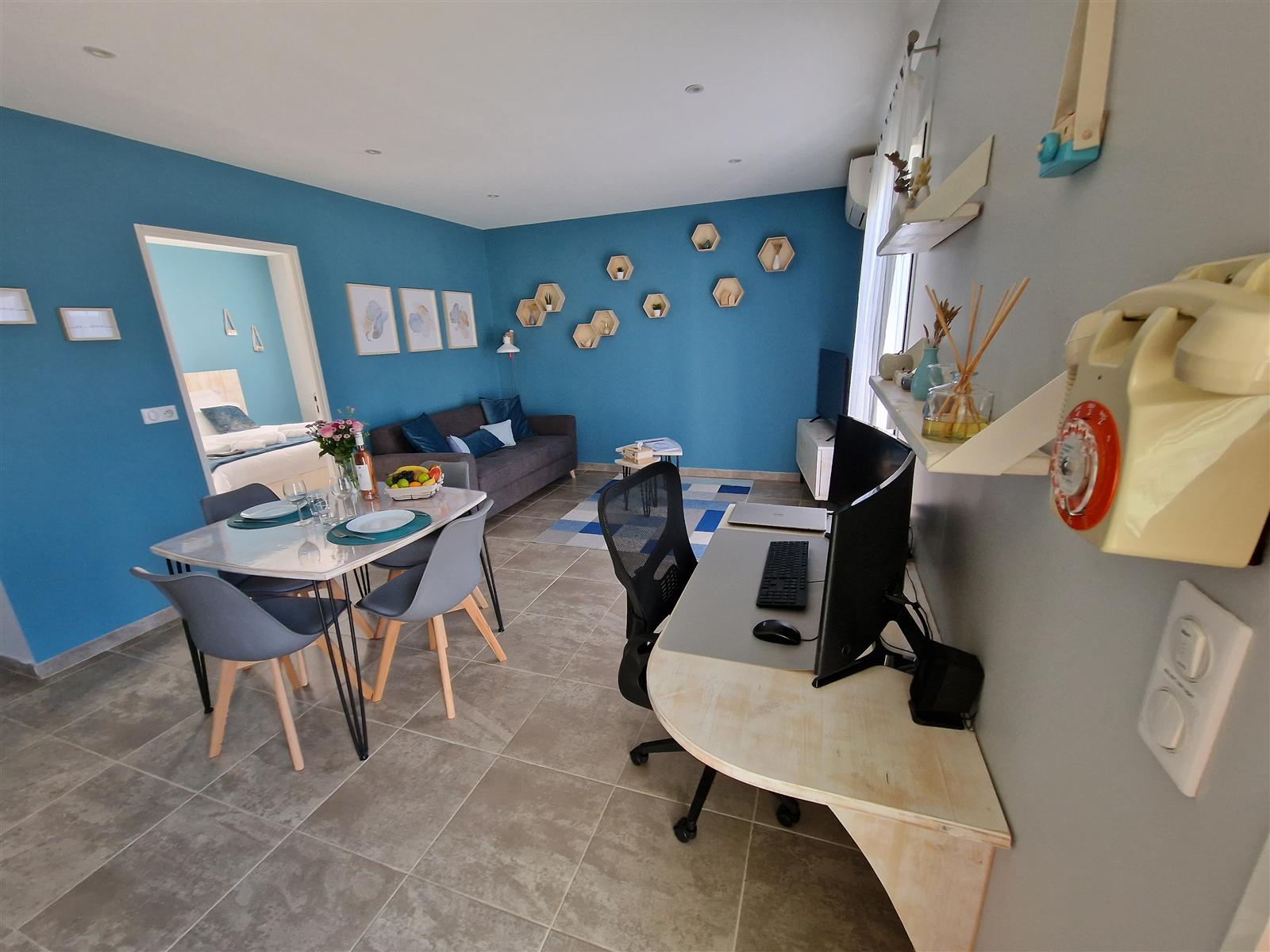 Pièce de vie et espace de télétravail de l'appartement Au Douni