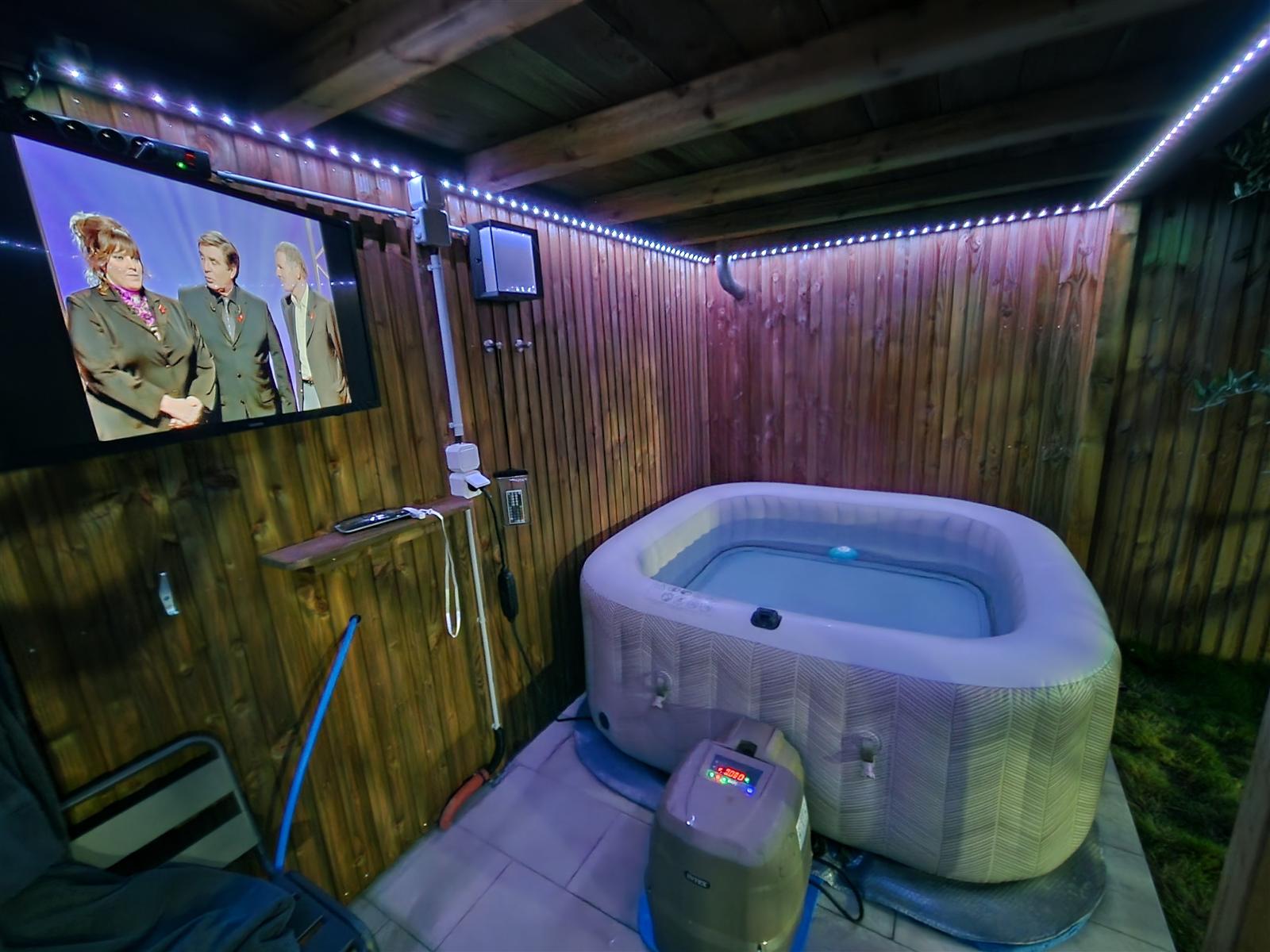 Jacuzzi éclairé avec télévision le soir