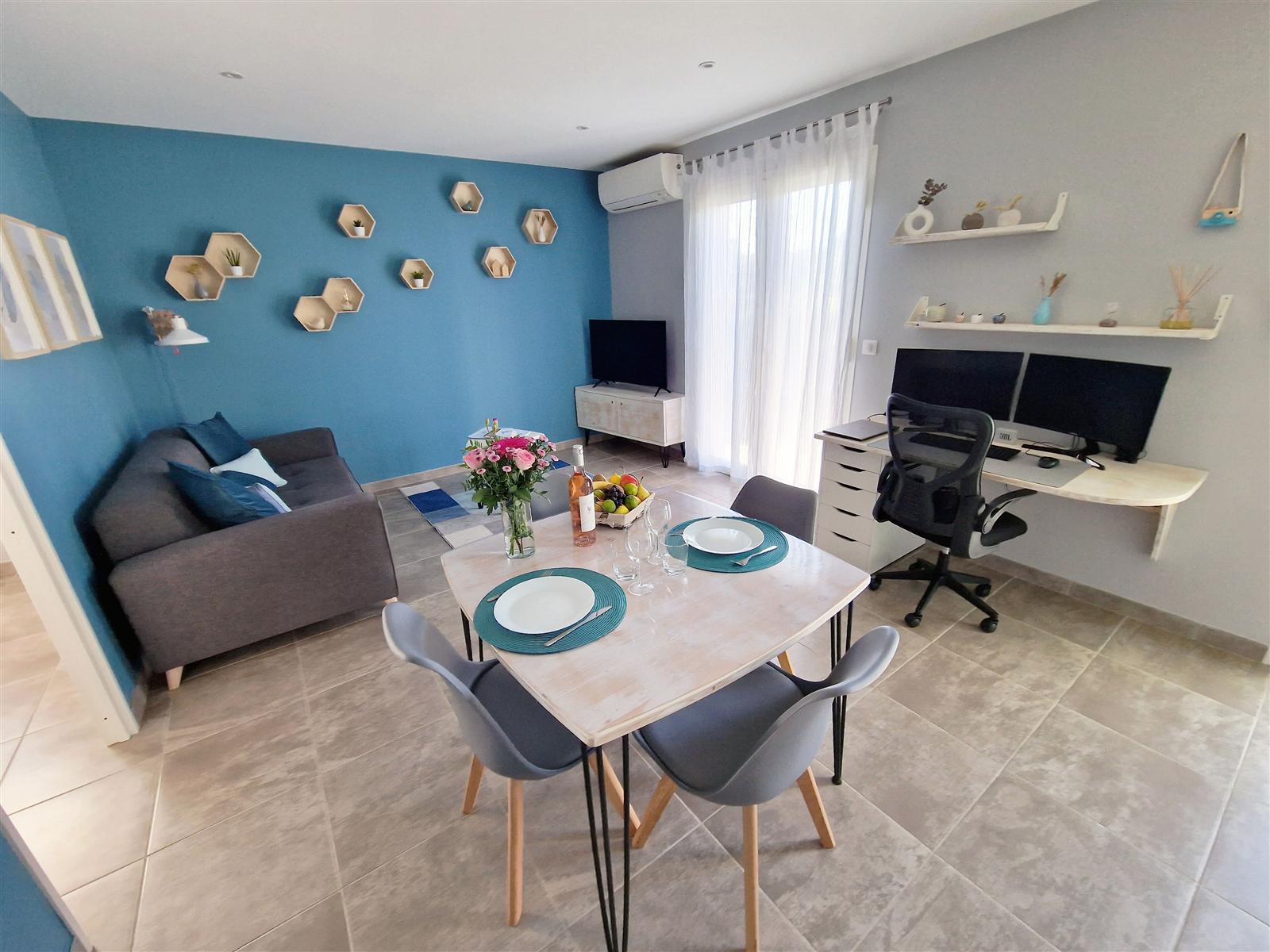 Séjour, salon et bureau de l’appartement