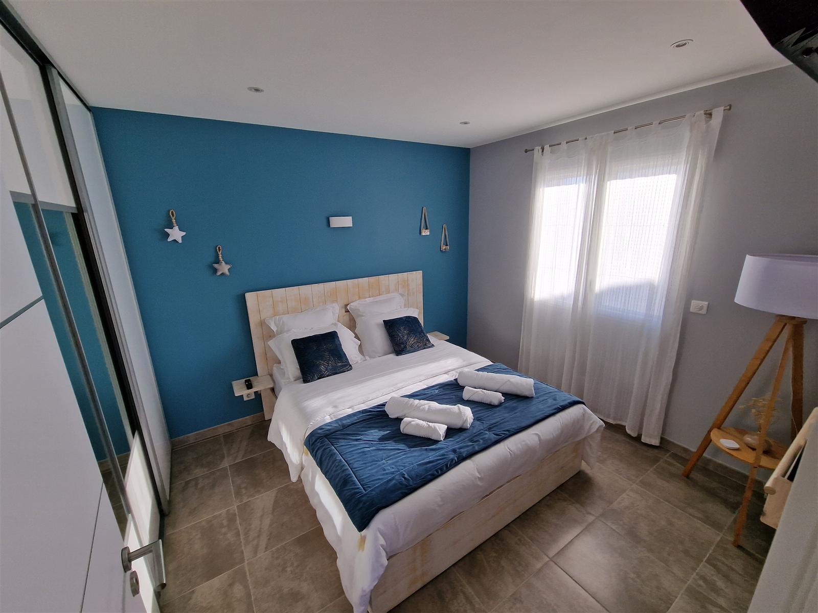 Chambre avec lit queen-size