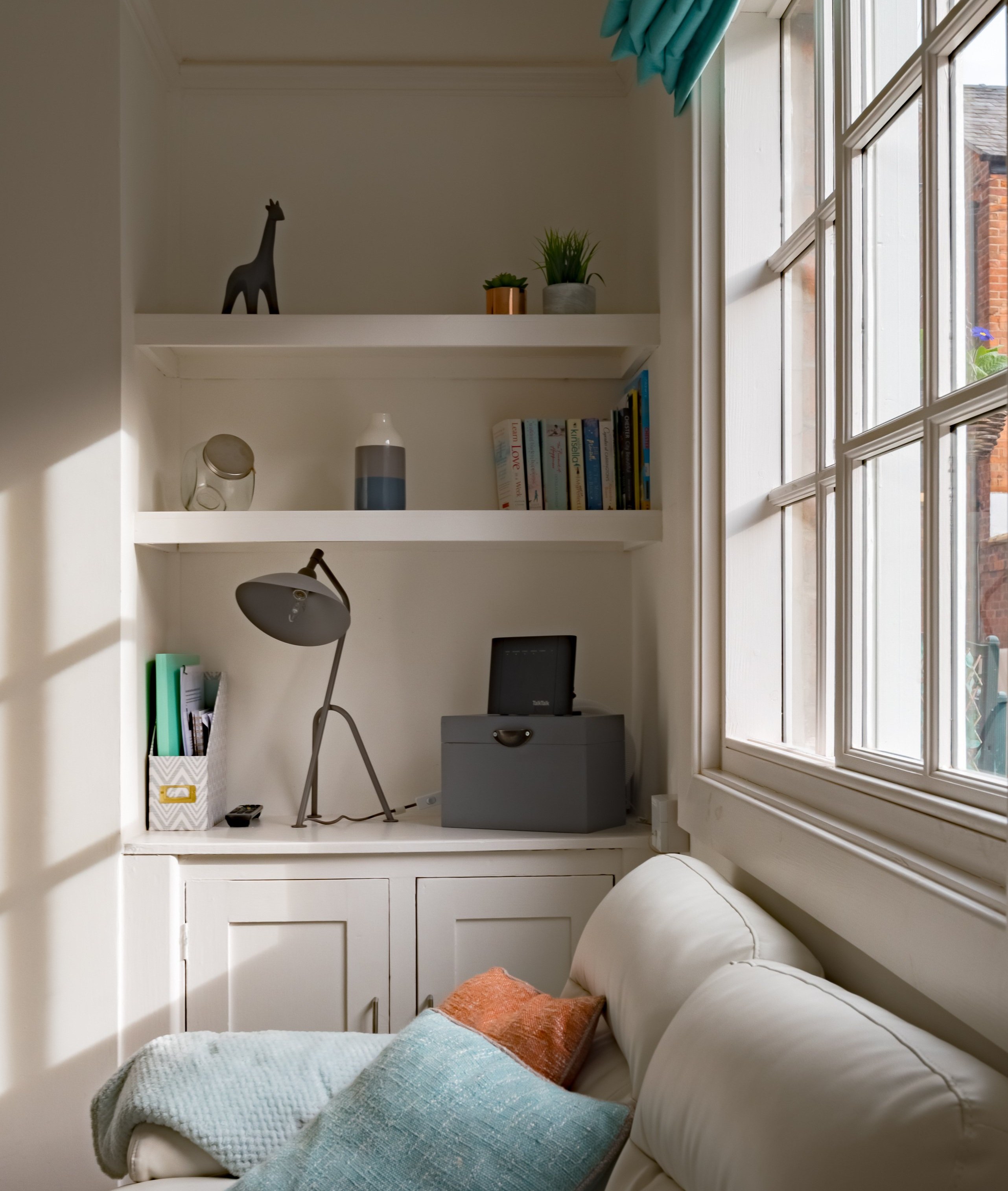 Coin salon lumineux d'un logement meublé
