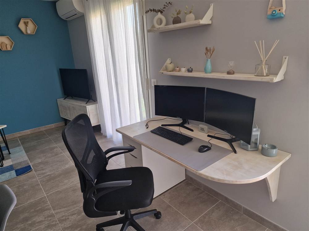 Poste de télétravail avec double écran, clavier et souris à Au Douni