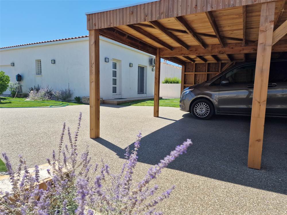 Abri voiture de l’appartement Au Douni