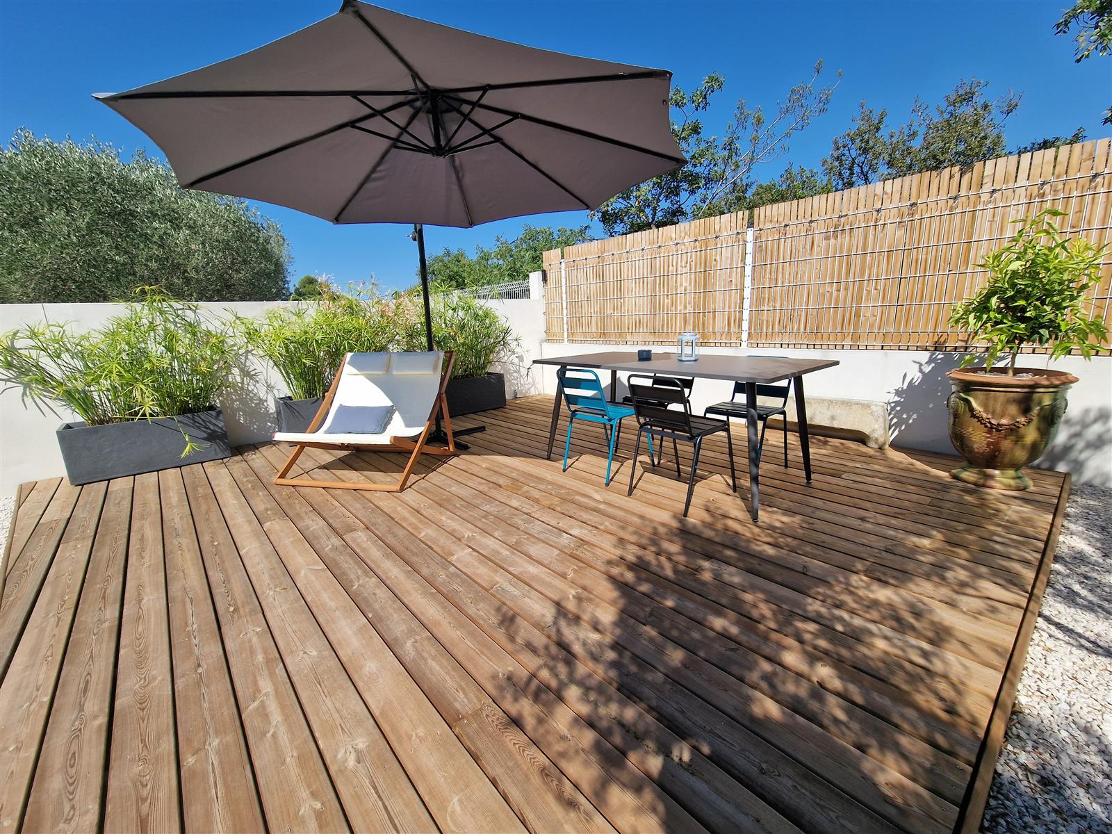 Terrasse en bois de l’appartement Au Douni