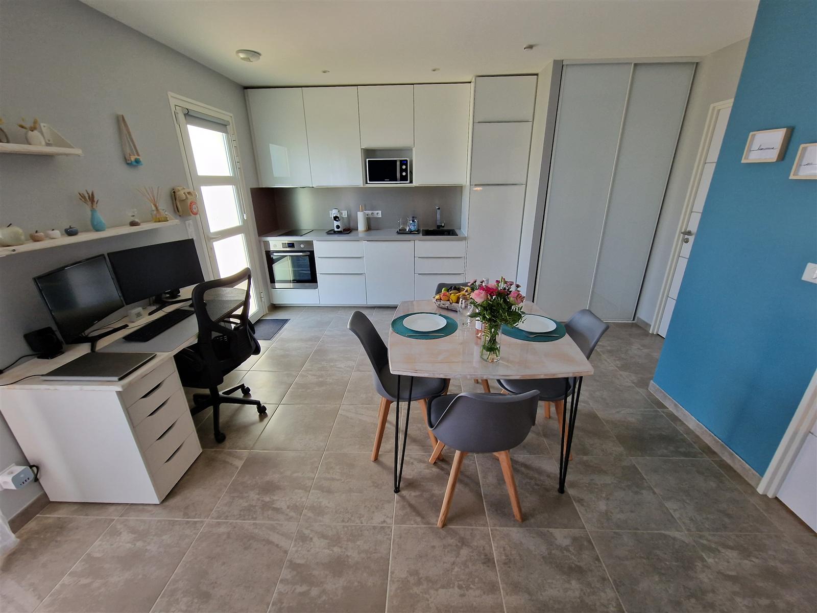 Cuisine équipée et espace de travail
