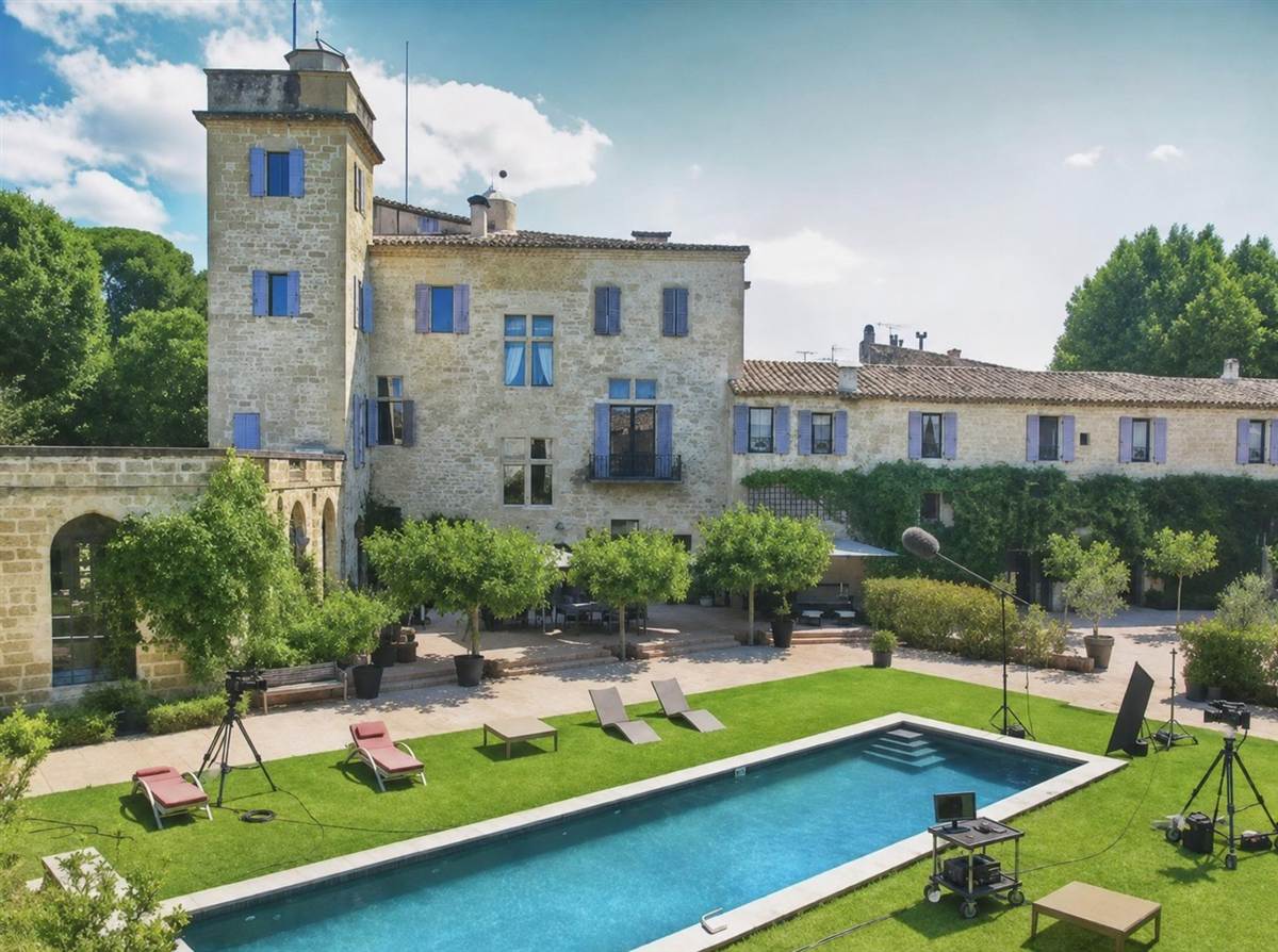 Tournage autour de la piscine du château