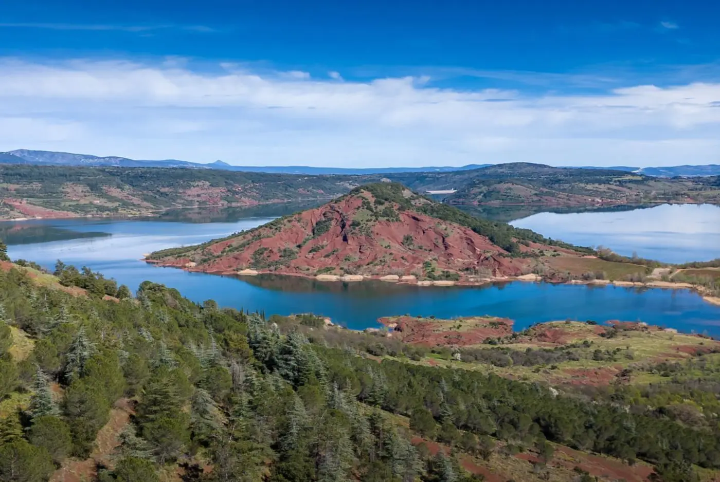 Le lac du Salagou et ses terres rouges, étape de la Grande Échappée Avène 2026