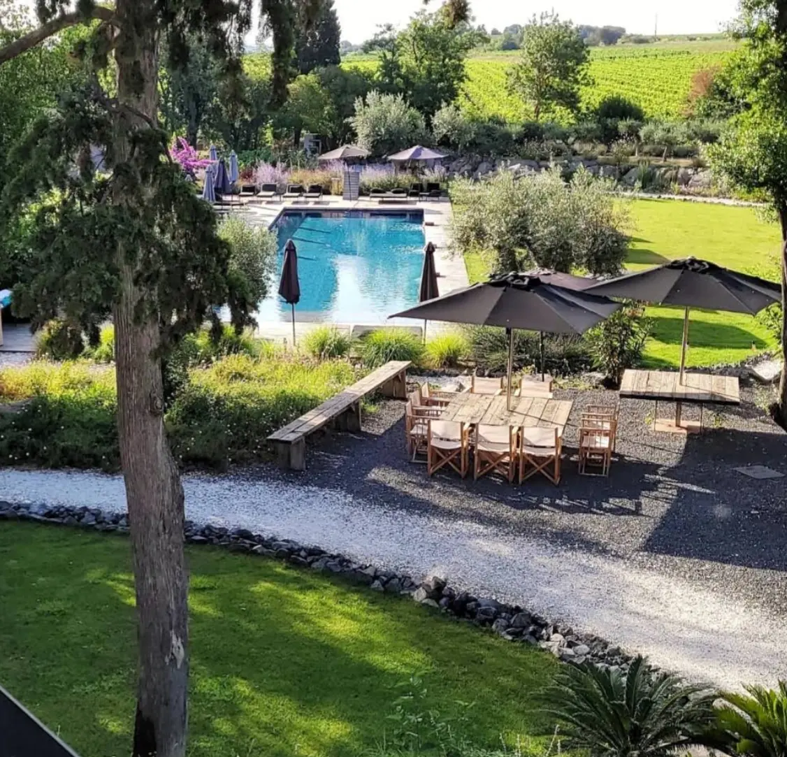 Le jardin et la piscine du Domaine Tarbouriech