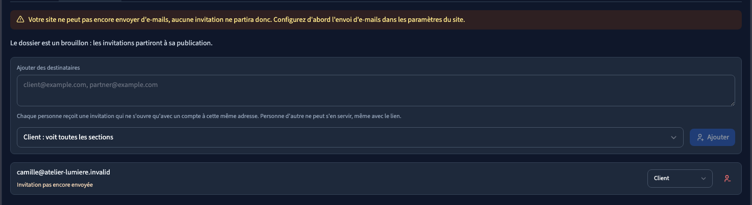 Le destinataire est préparé ; l’invitation attend la publication et un expéditeur configuré.