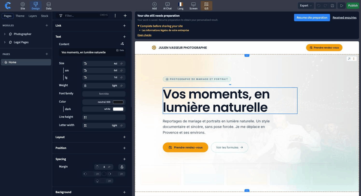 A title selected in the Communik editor with its style panel open: text size per screen size, weight, font, colour with a dark variant, line height, spacing and background